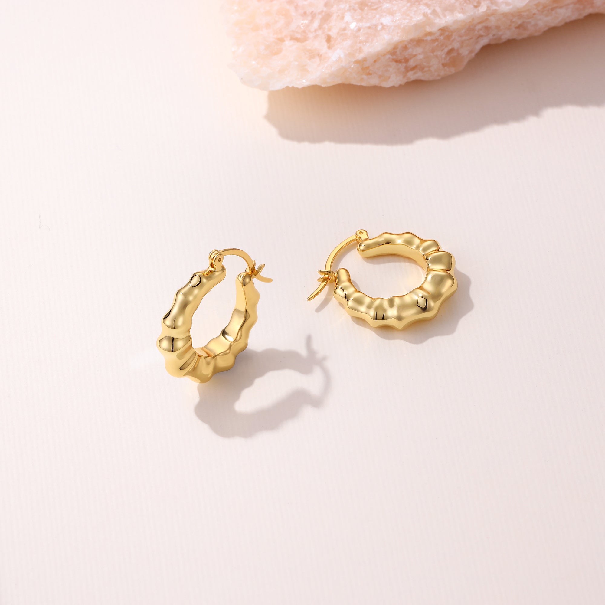 Ria Chunky Geometric Wavy Hoop Earrings