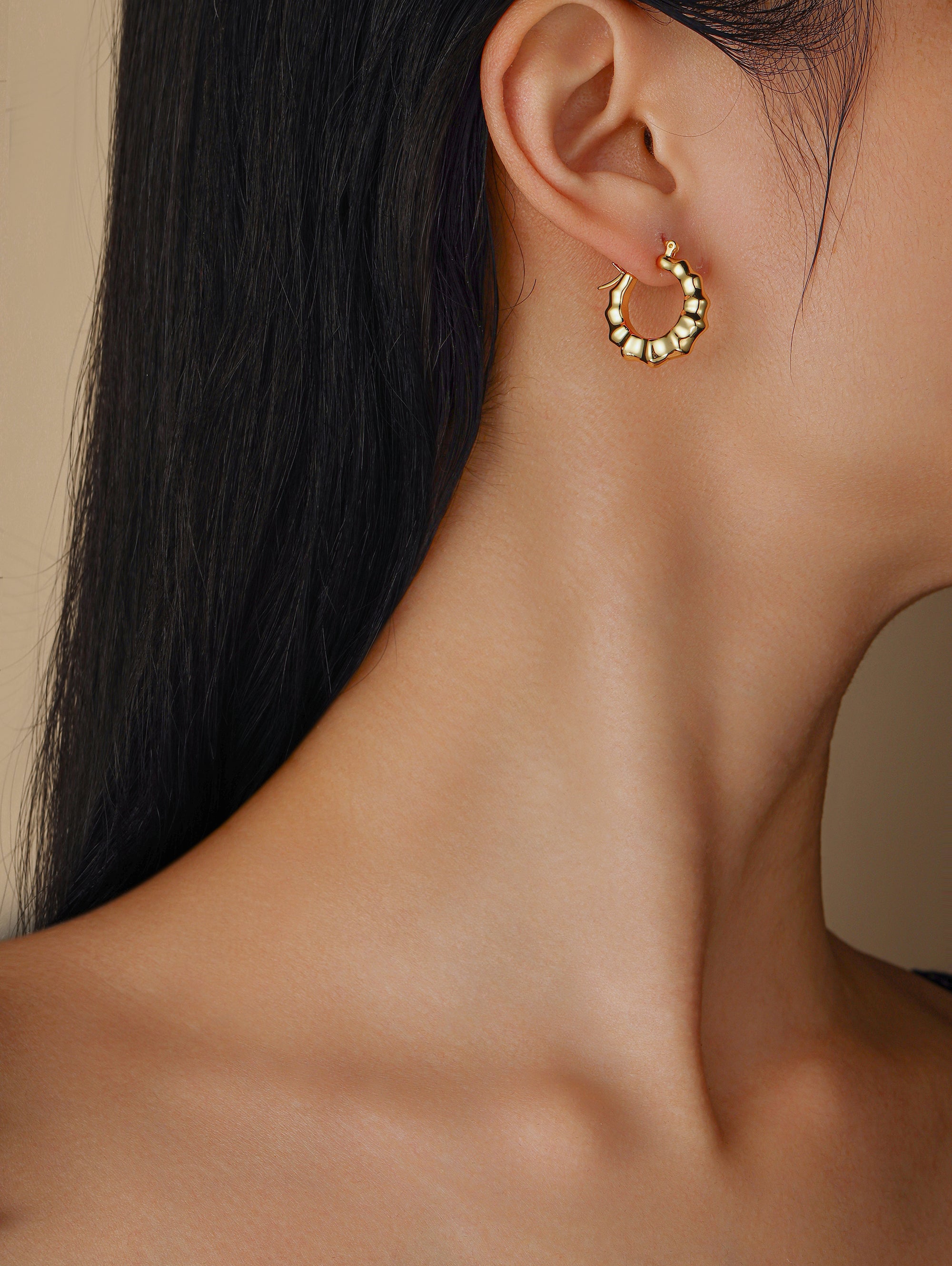 Ria Chunky Geometric Wavy Hoop Earrings